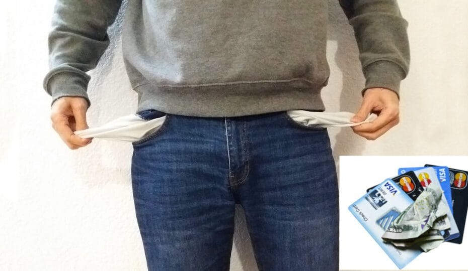 Un hombre con los bolsillos vacíos por las deudas de sus tarjetas de crédito