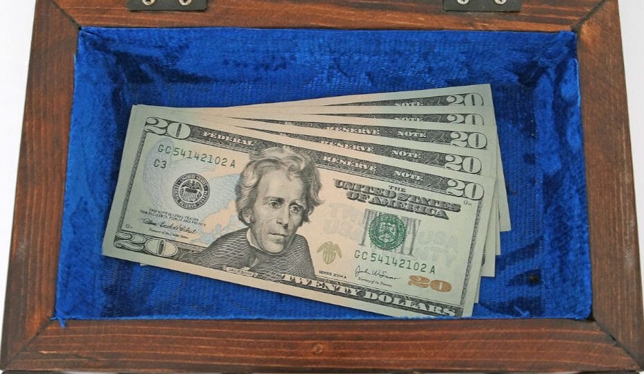 dolares en una caja representando un fondo de emergencia